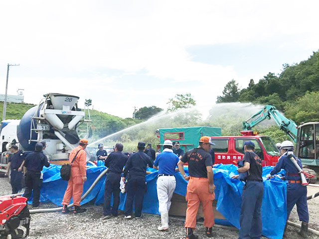 福島県総合防災訓練にて桑原コンクリート工業の生コン車に水を入れた給水訓練